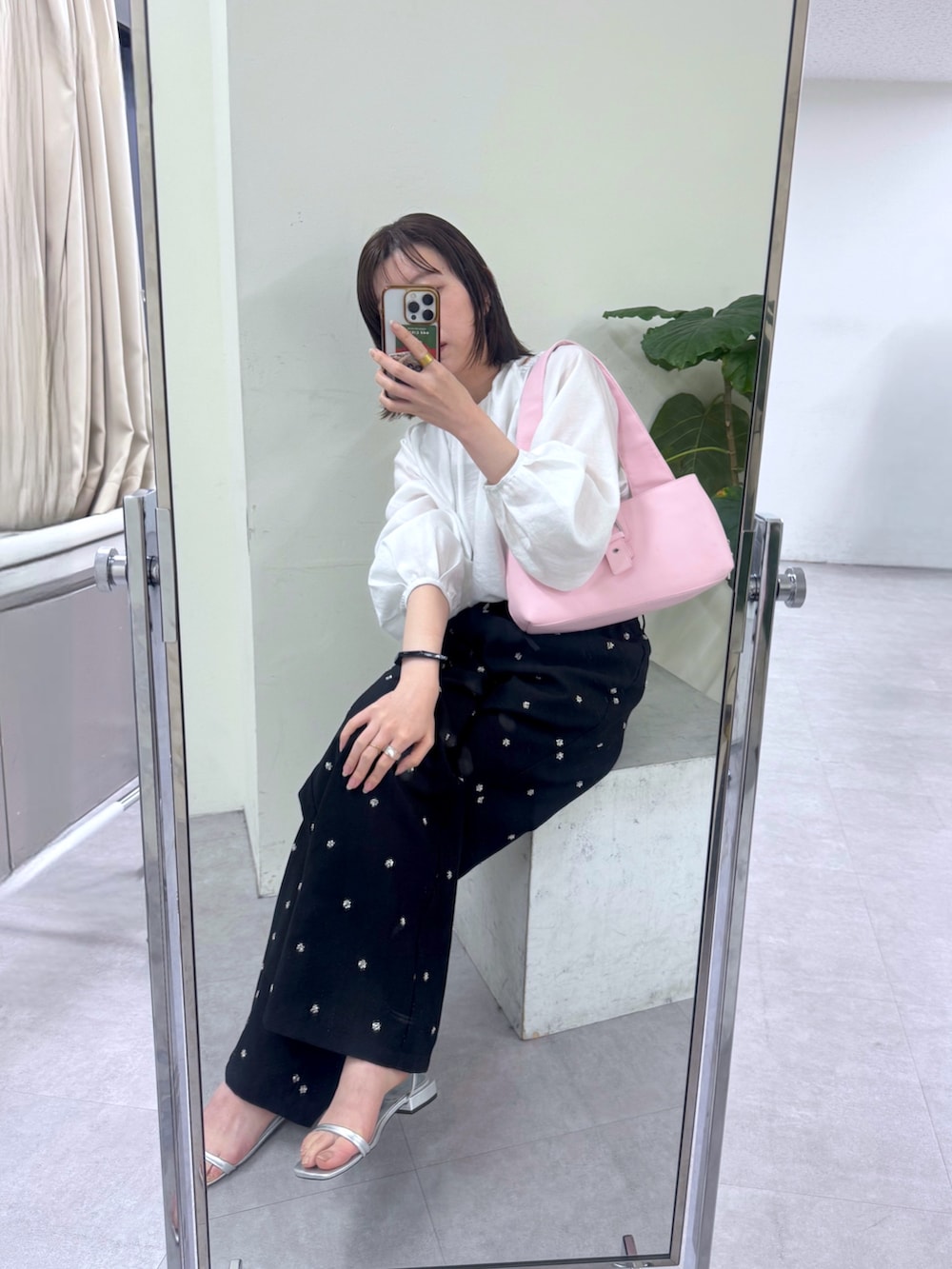 ブラック系のその他パンツ、ホワイト系のシャツ/ブラウスを着用したレディースの冬コーディネートの2枚目の写真