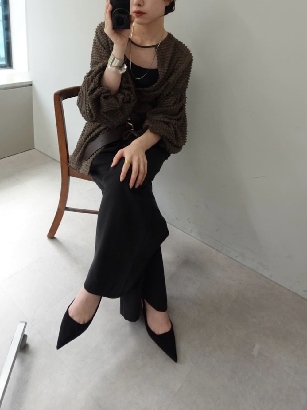 グリーン系のチュニック、ブラック系のその他パンツを着用したレディースの夏コーディネートの3枚目の写真