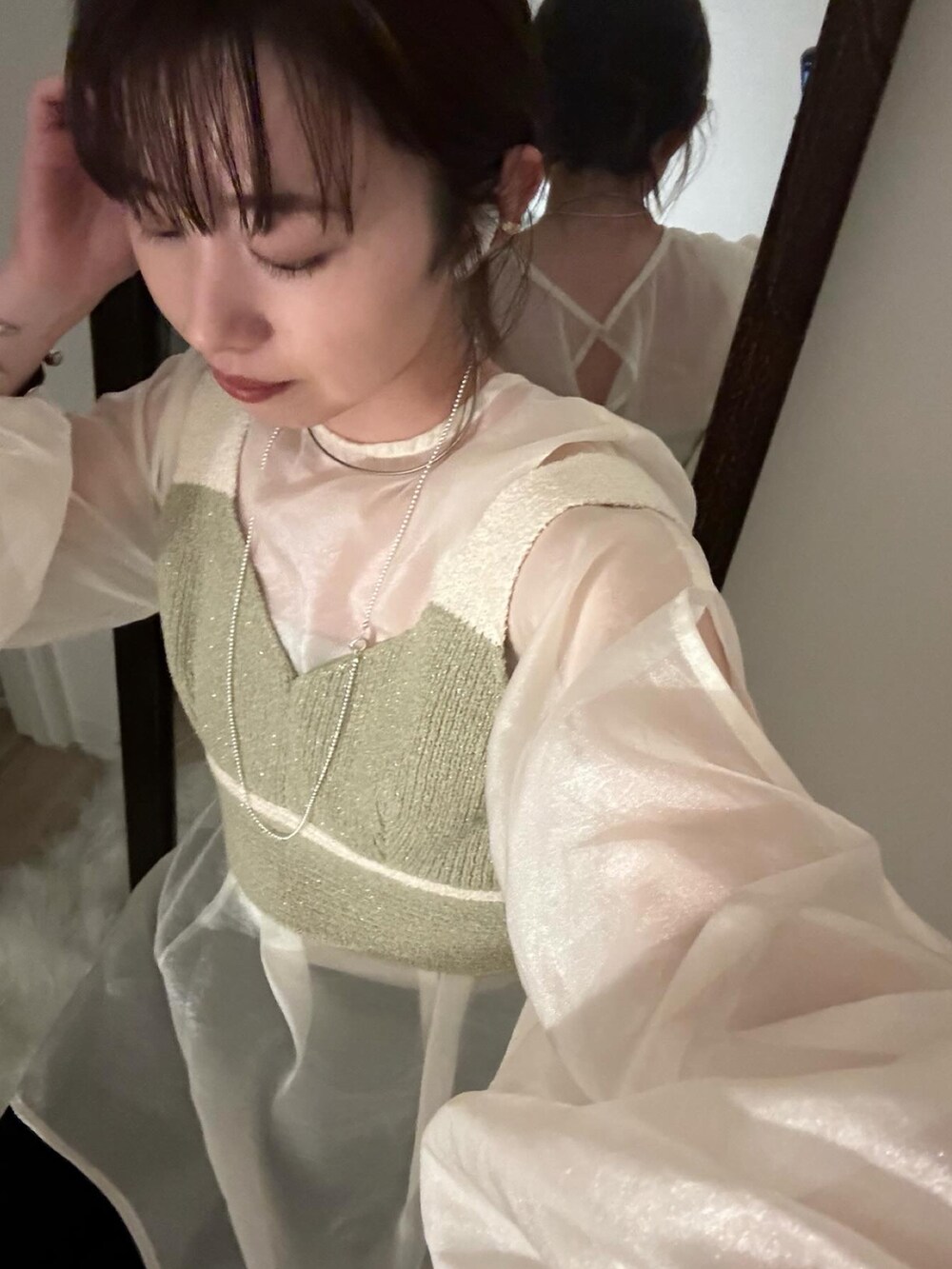 ブラック系のテーラードジャケット、グリーン系のシャツ/ブラウス、ホワイト系のスカートを着用したレディースの冬コーディネートの5枚目の写真