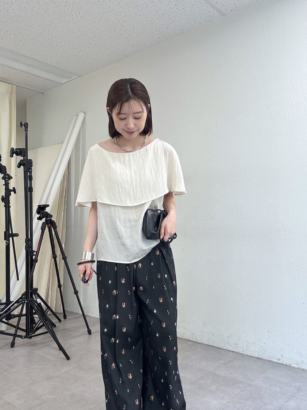 ホワイト系のシャツ/ブラウス、ブラック系のその他パンツを着用したレディースの夏コーディネートの4枚目の写真