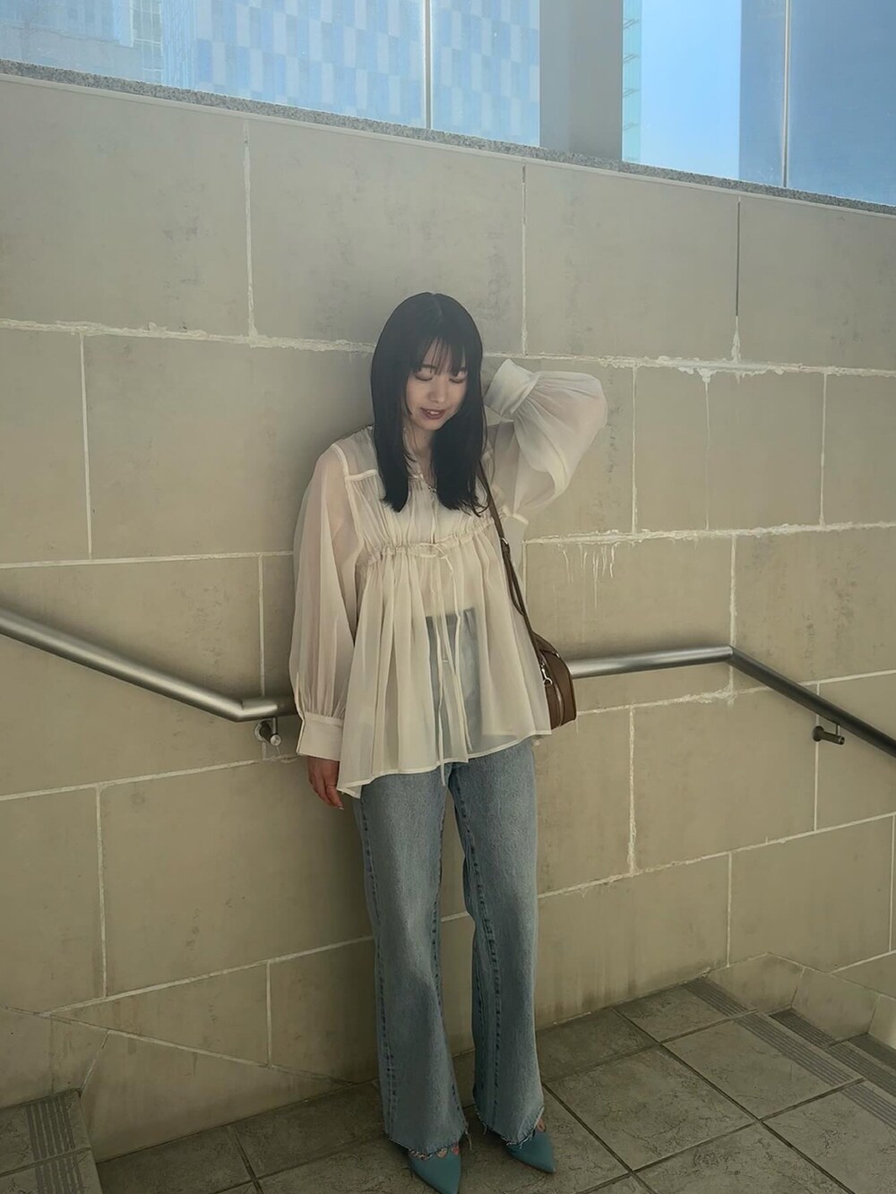 ホワイト系のシャツ/ブラウスを着用したレディースの春コーディネートの3枚目の写真