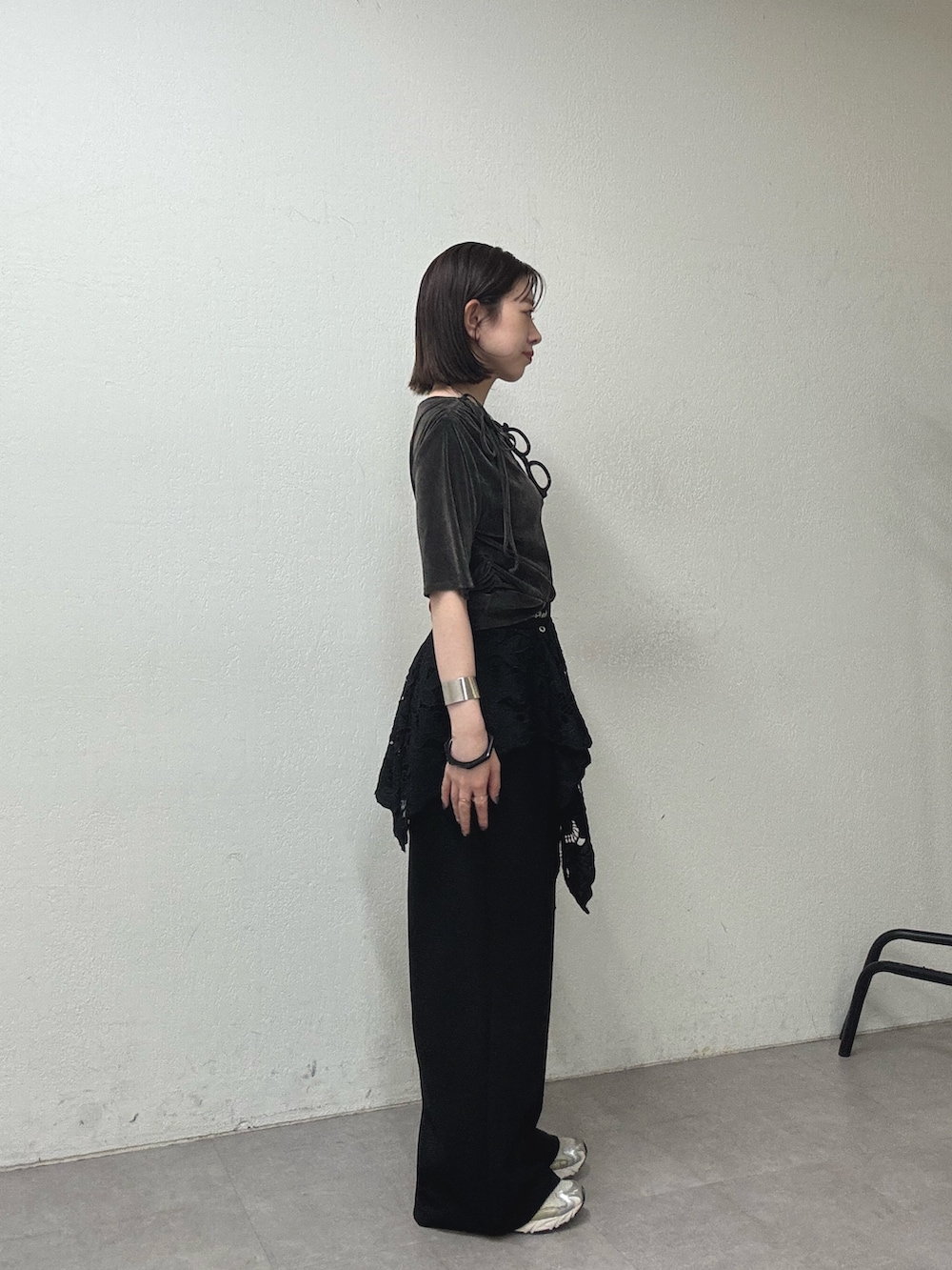 グレー系のTシャツ/カットソー、ブラック系のその他パンツ、ブラック系のストール/ショールを着用したレディースの夏コーディネートの3枚目の写真
