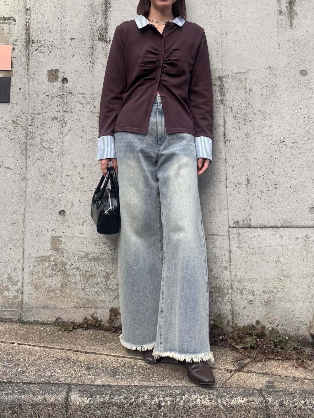 ブラウン系のTシャツ/カットソー、ブルー系のデニムパンツを着用したレディースの冬コーディネートの2枚目の写真