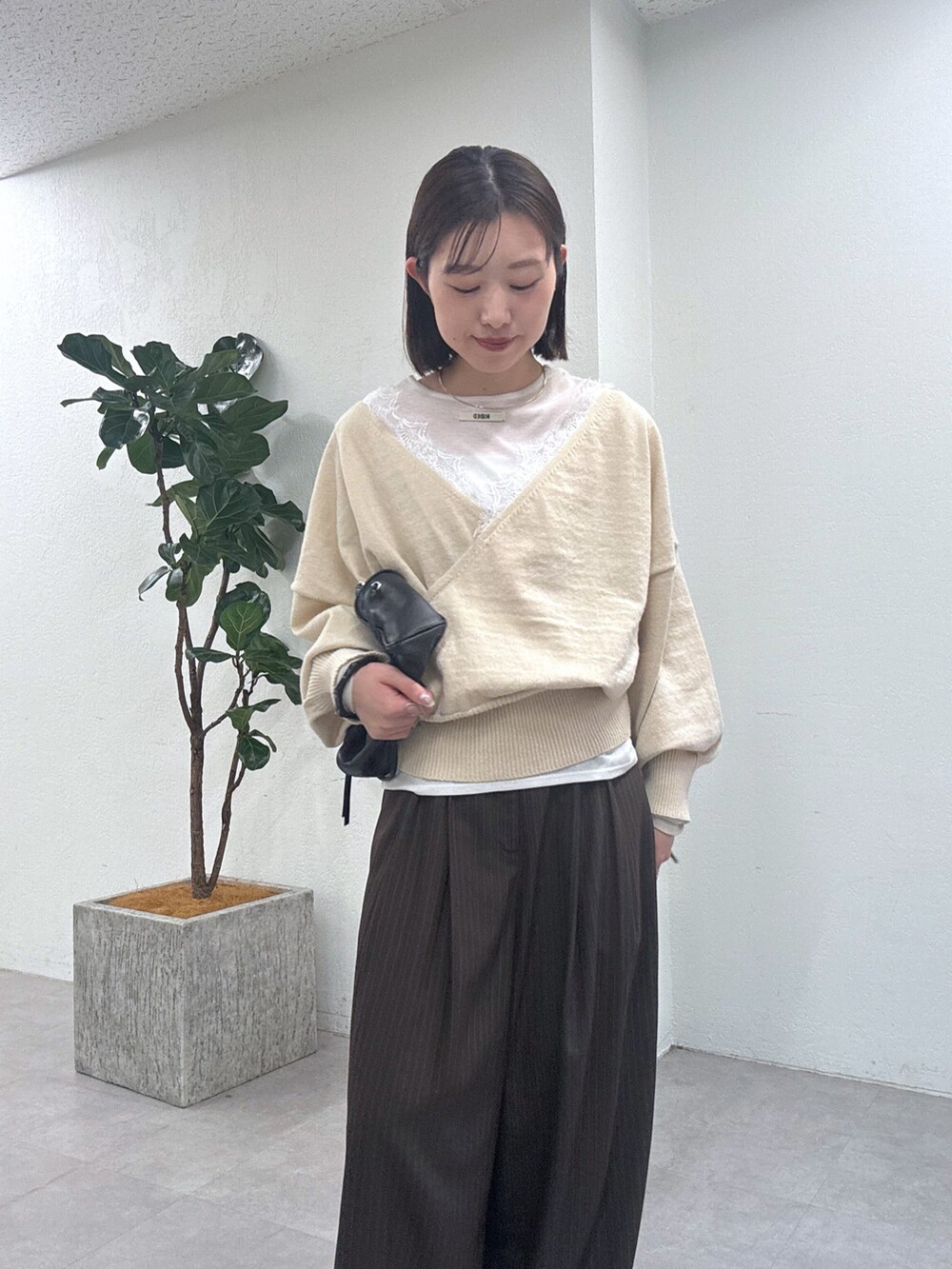 ベージュ系のニット/セーター、ブラウン系のその他パンツを着用したレディースの秋コーディネートの3枚目の写真