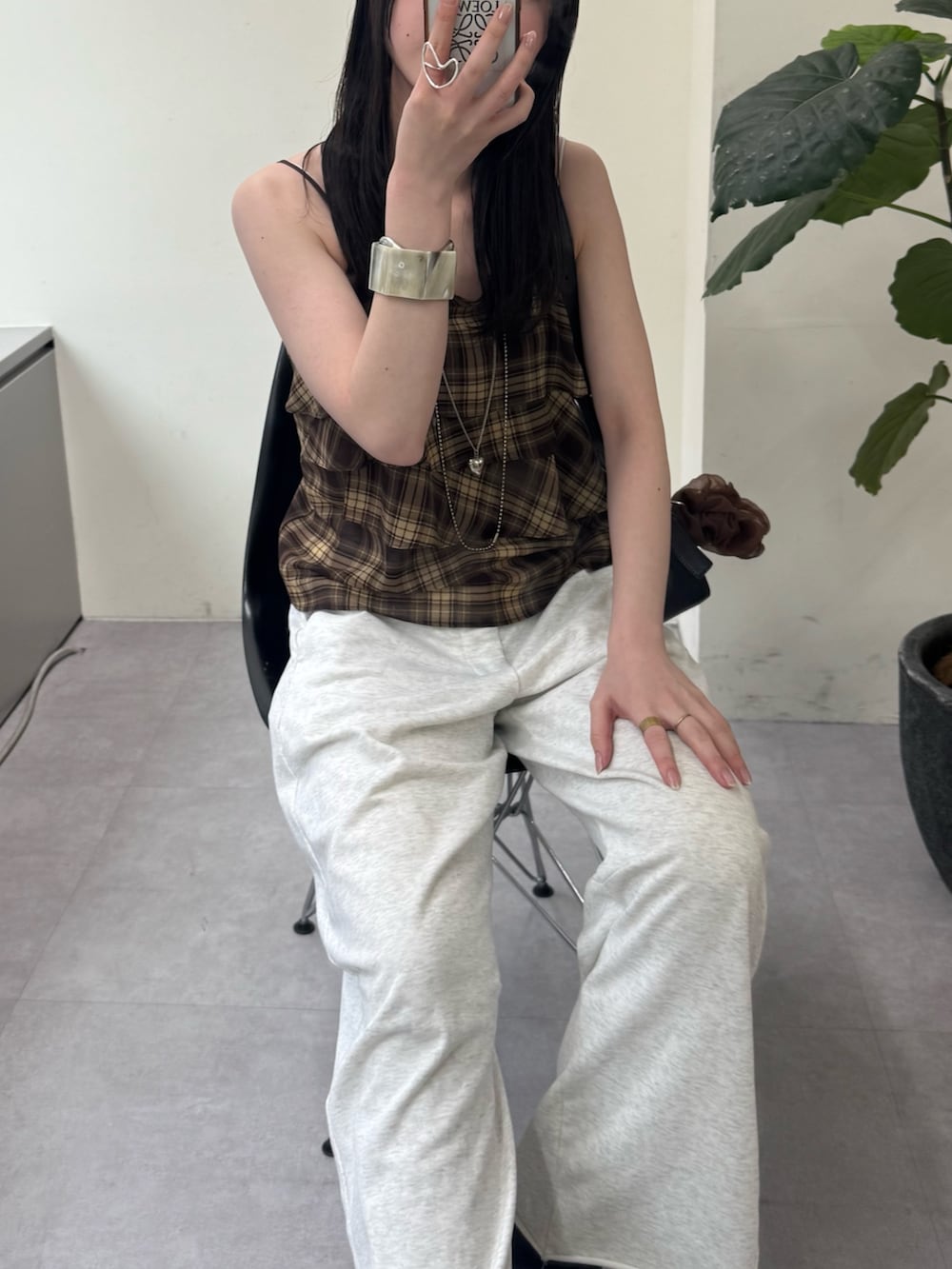 グレー系のスウェットパンツ、ブラウン系のキャミソールを着用したレディースの夏コーディネートの4枚目の写真