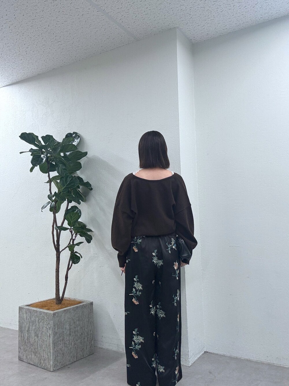 ブラウン系のニット/セーター、ブラック系のその他パンツを着用したレディースの秋コーディネートの4枚目の写真