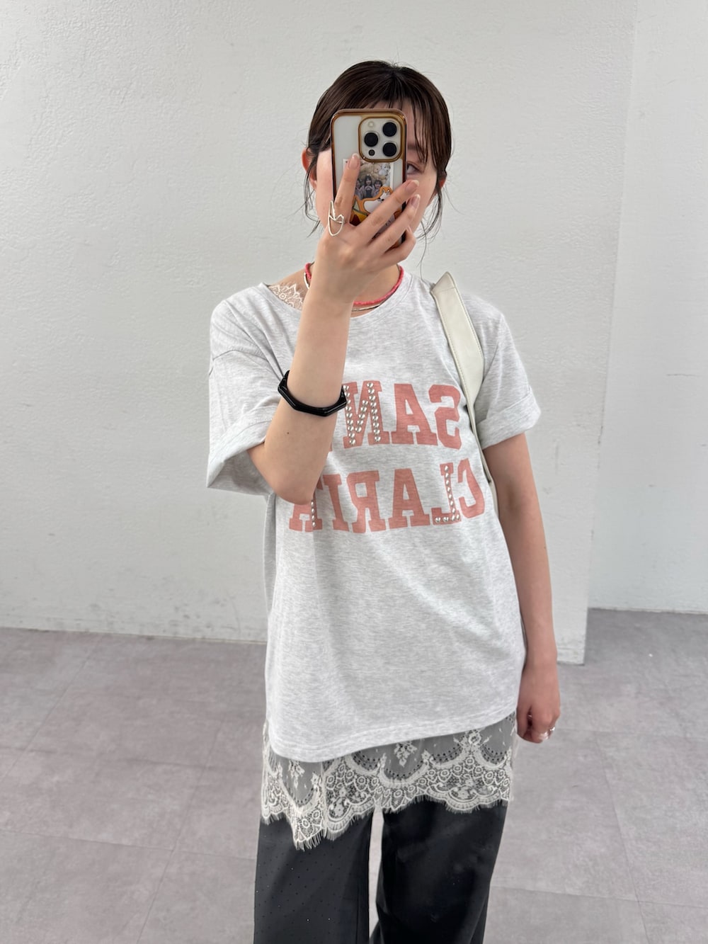 グレー系のその他パンツ、ホワイト系のキャミソールを着用したレディースの春コーディネートの2枚目の写真