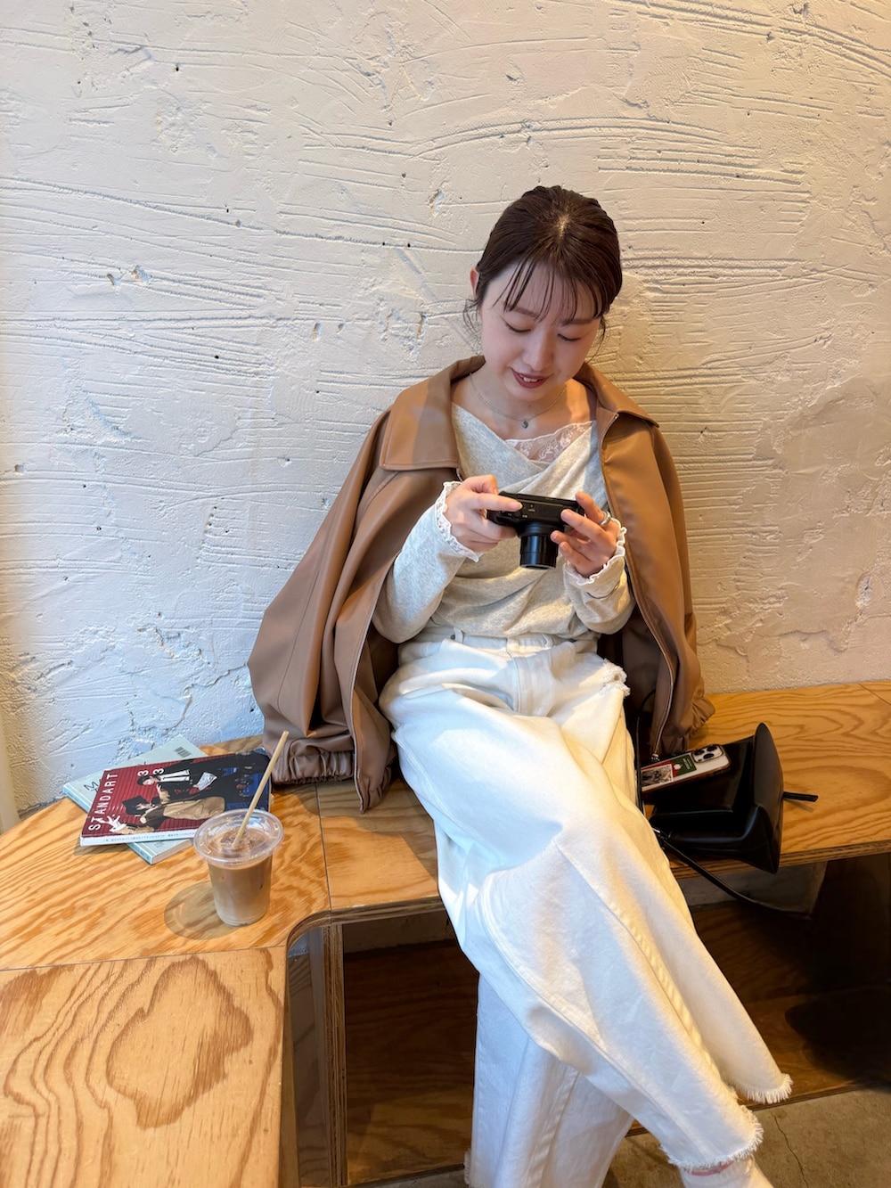 ホワイト系のデニムパンツ、グレー系のTシャツ/カットソー、イエロー系のブルゾンを着用したレディースの冬コーディネートの5枚目の写真