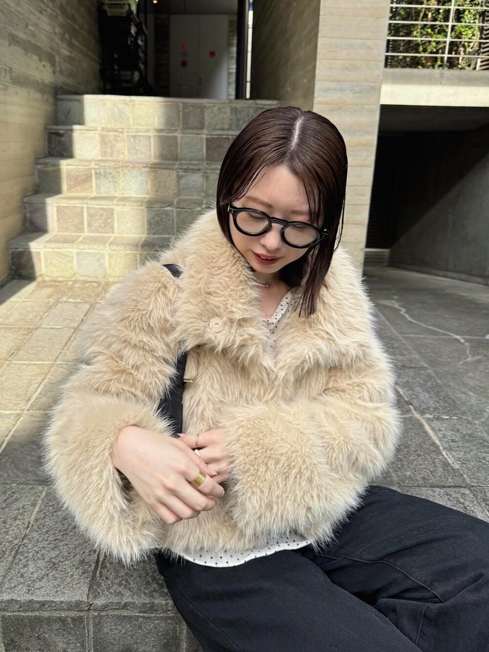 ベージュ系のその他アウター、ホワイト系のTシャツ/カットソー、ブラック系のデニムパンツを着用したレディースの秋コーディネートの3枚目の写真