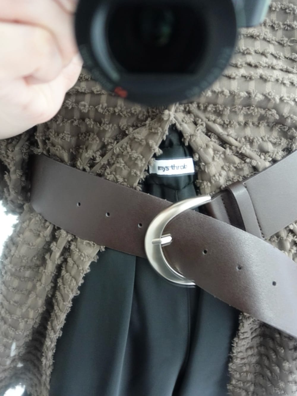 グリーン系のチュニック、ブラック系のその他パンツを着用したレディースの夏コーディネートの5枚目の写真