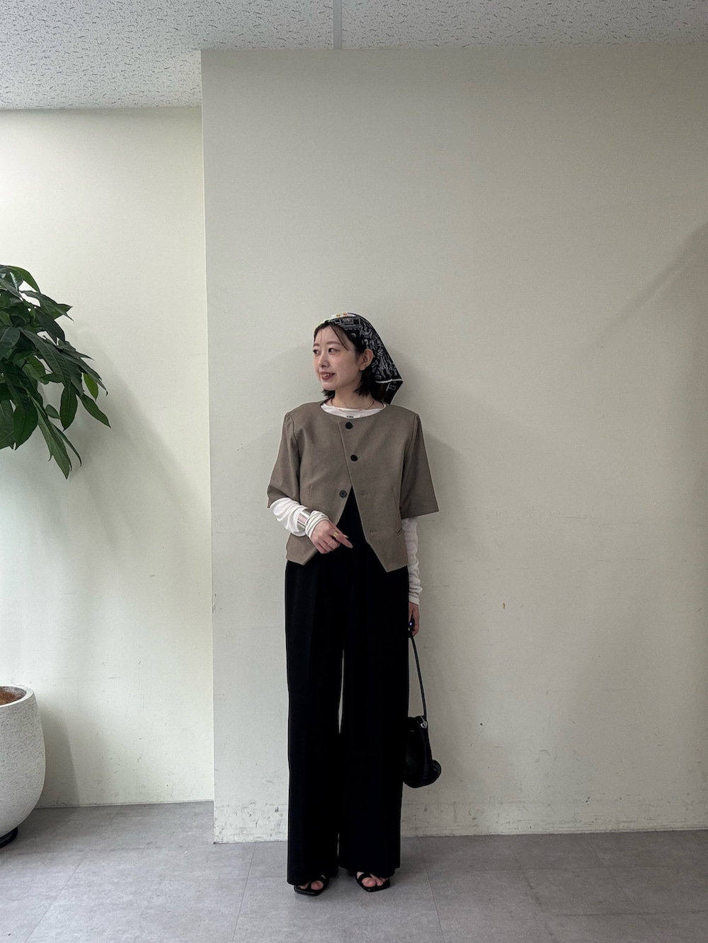 ベージュ系のその他アウター、ブラック系のサロペット/オーバーオール、ホワイト系のTシャツ/カットソーを着用したレディースの夏コーディネートの2枚目の写真