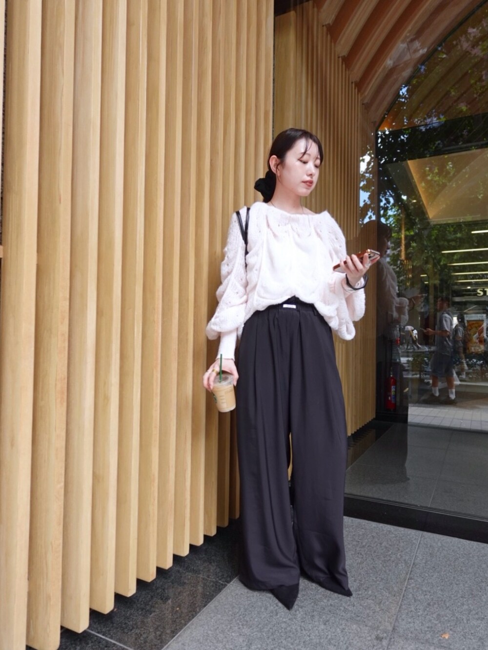 ピンク系のニット/セーター、ブラック系のその他パンツを着用したレディースの秋コーディネートの2枚目の写真