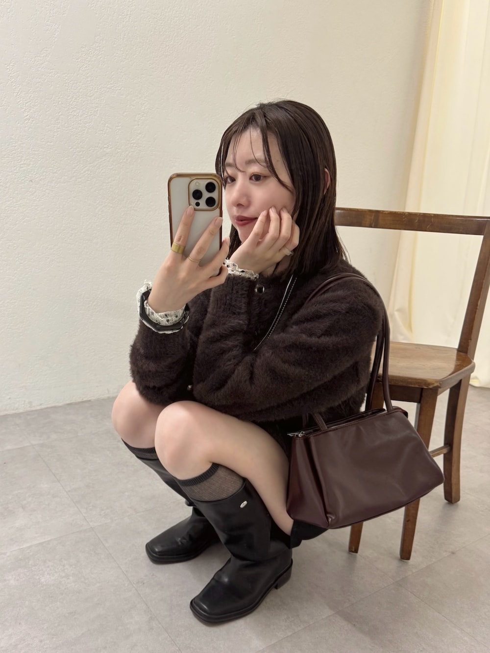 ホワイト系のカーディガン/ボレロ、ホワイト系のTシャツ/カットソーを着用したレディースの秋コーディネートの4枚目の写真