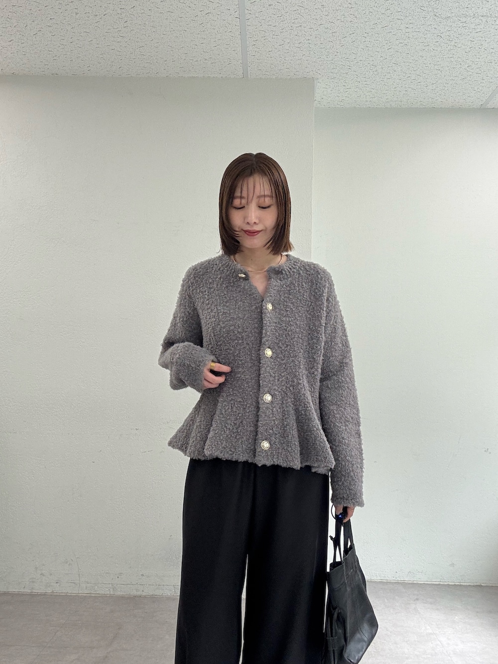 グレー系のカーディガン/ボレロ、ブラック系のスラックス、ブラック系のショルダーバッグを着用したレディースの夏コーディネートの4枚目の写真
