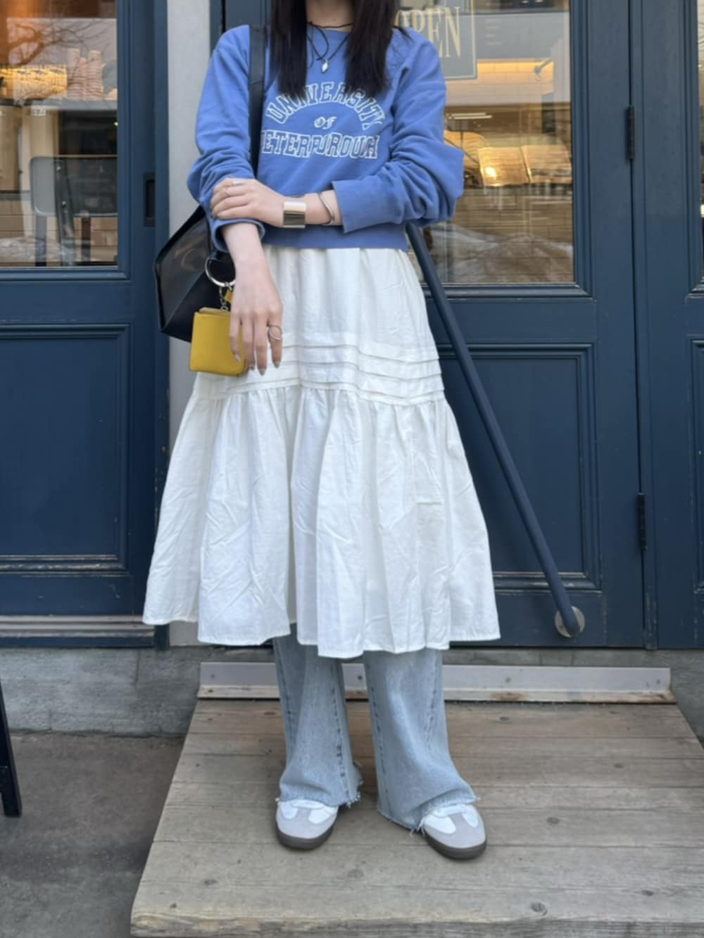 ホワイト系のスカートを着用したレディースの春コーディネートの5枚目の写真