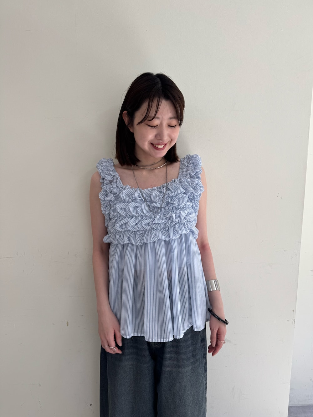 ブルー系のシャツ/ブラウス、ブルー系のデニムパンツを着用したレディースの春コーディネートの2枚目の写真