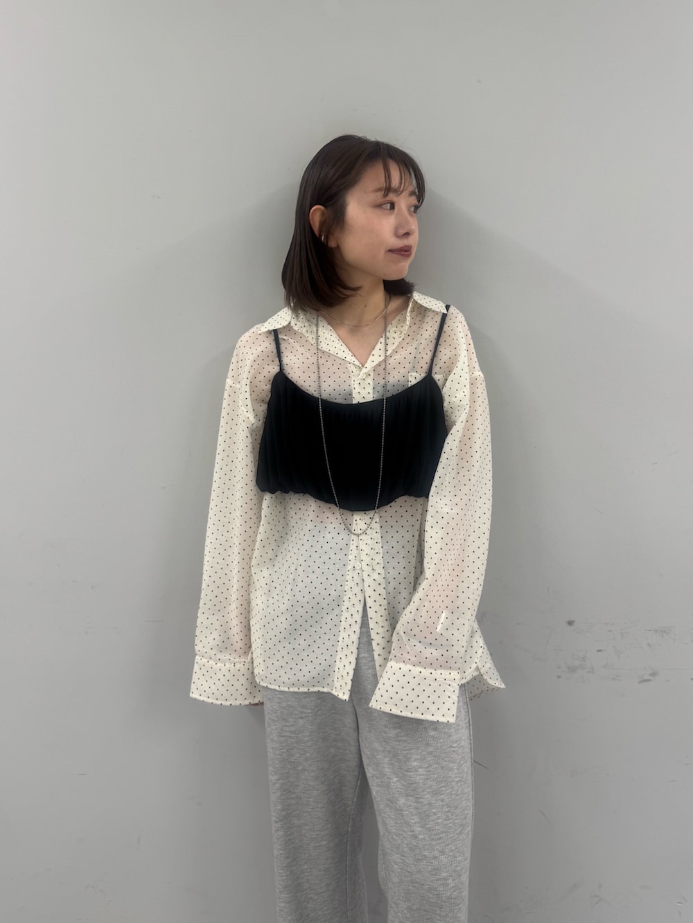 ホワイト系のシャツ/ブラウス、グレー系のその他パンツ、イエロー系のサンダルを着用したレディースの春コーディネートの4枚目の写真