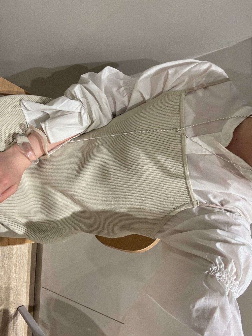 ホワイト系のシャツ/ブラウス、ベージュ系のワンピースを着用したレディースの夏コーディネートの2枚目の写真