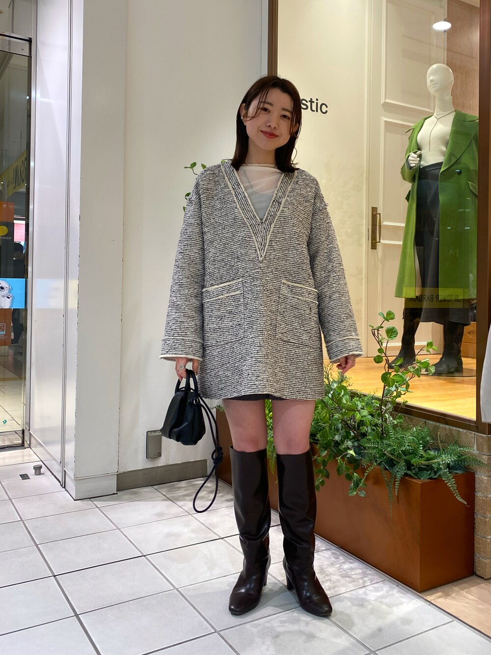 ベージュ系のその他トップスを着用したレディースの冬コーディネートの2枚目の写真