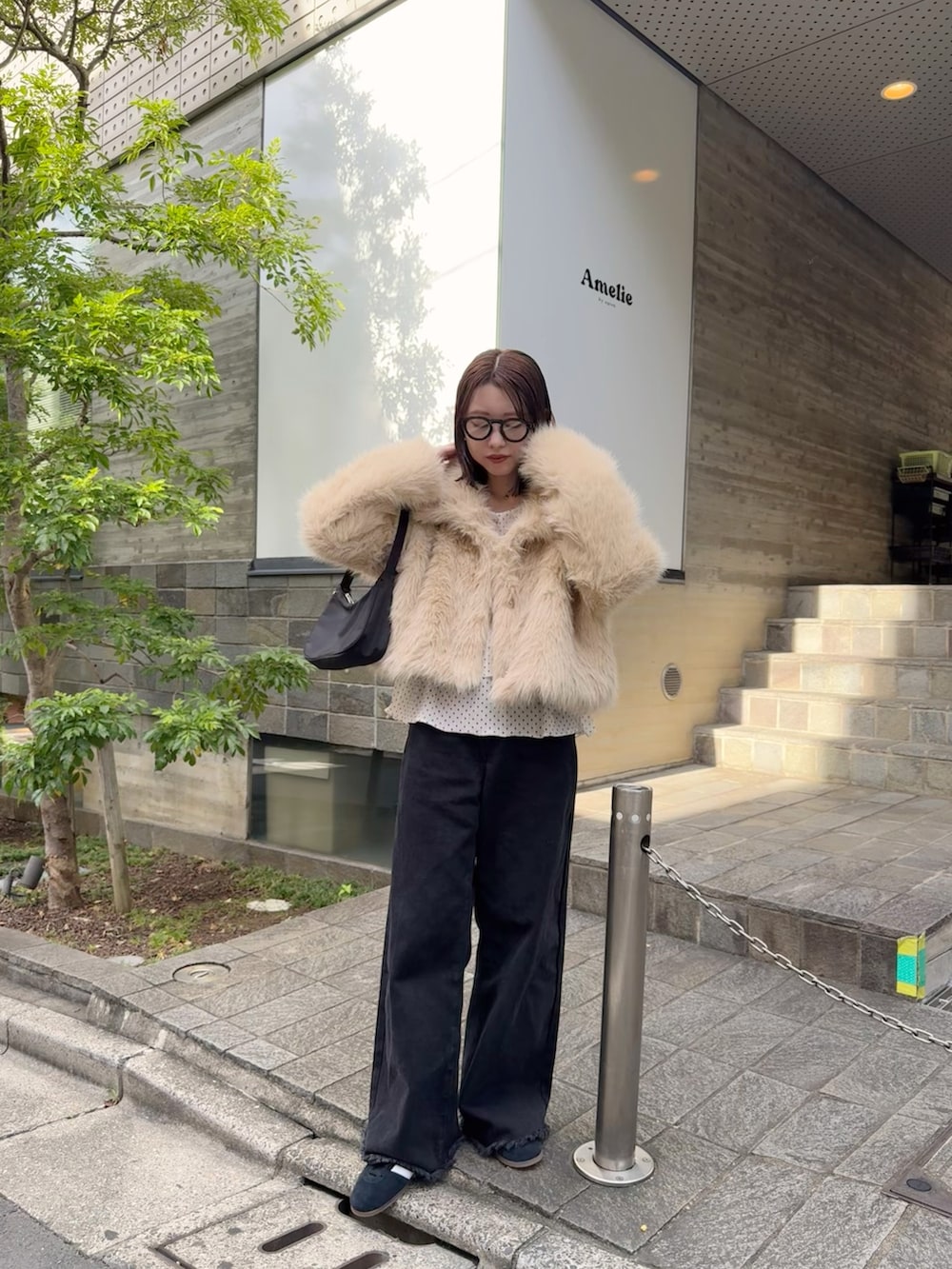 ベージュ系のその他アウター、ホワイト系のTシャツ/カットソー、ブラック系のデニムパンツを着用したレディースの秋コーディネートの2枚目の写真