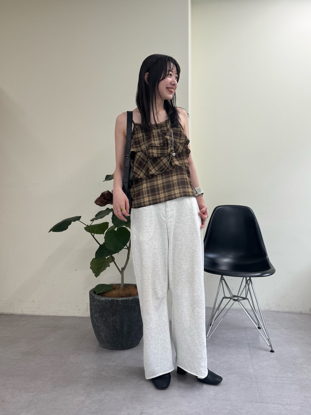 グレー系のスウェットパンツ、ブラウン系のキャミソールを着用したレディースの夏コーディネートの2枚目の写真