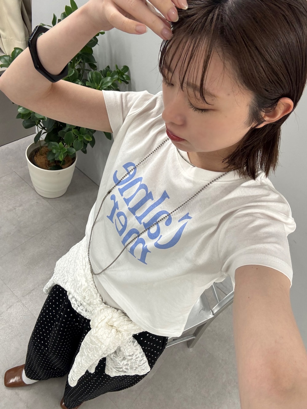 ホワイト系のパーカー、ブラック系のその他パンツ、ホワイト系のTシャツ/カットソーを着用したレディースの春コーディネートの3枚目の写真