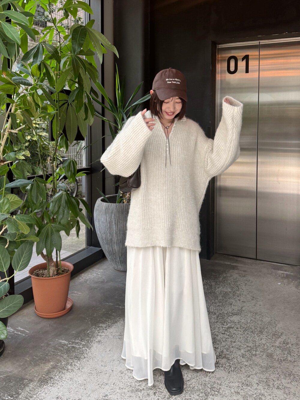 ホワイト系のワンピースを着用したレディースの秋コーディネートの5枚目の写真