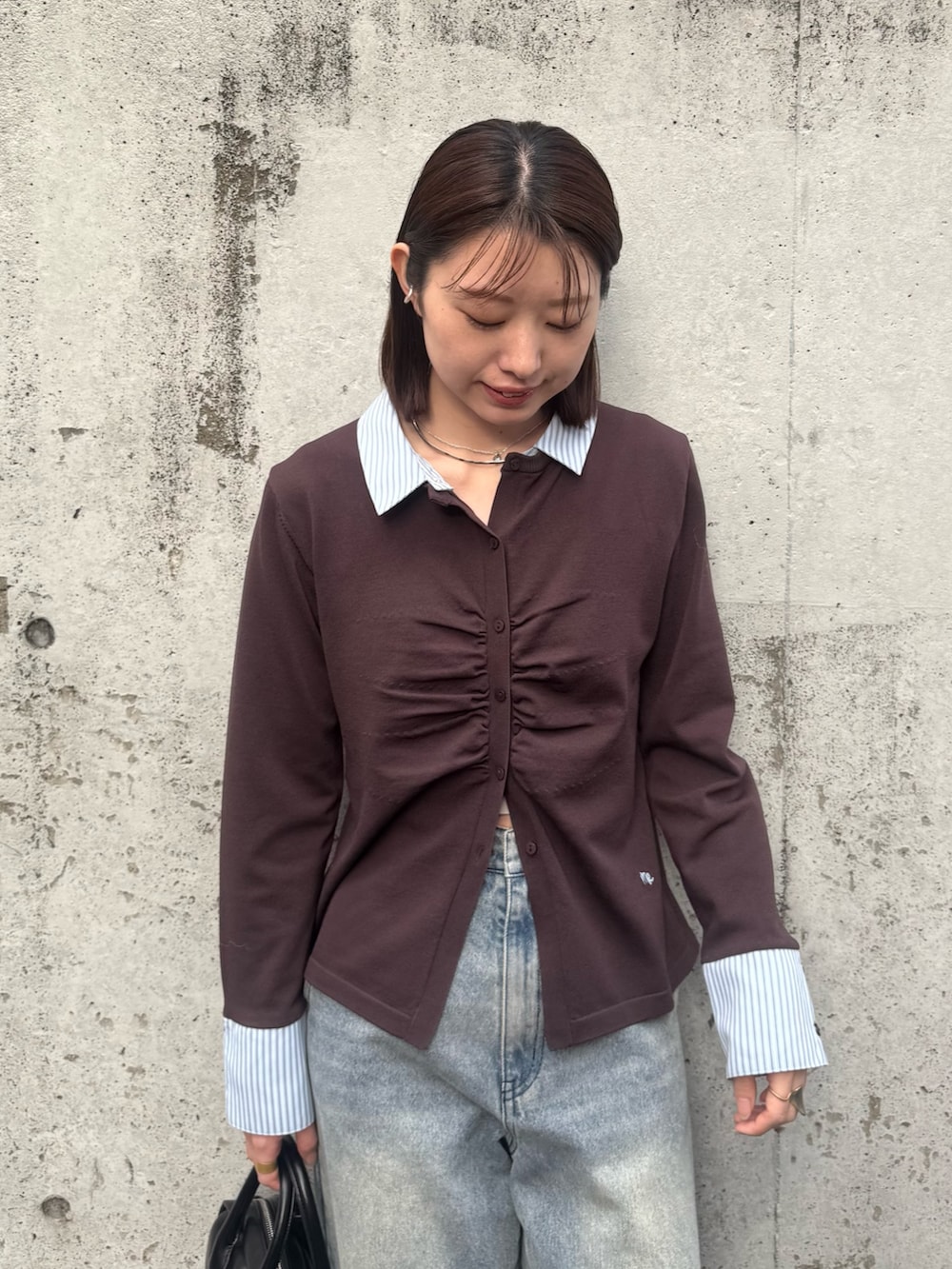 ブラウン系のTシャツ/カットソー、ブルー系のデニムパンツを着用したレディースの冬コーディネートの3枚目の写真