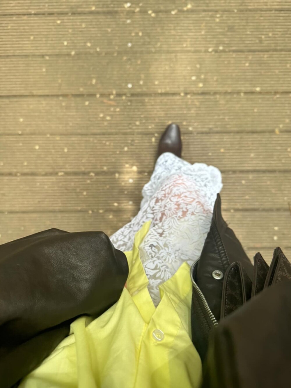 ブラウン系のその他アウター、オレンジ系のシャツ/ブラウスを着用したレディースの夏コーディネートの4枚目の写真