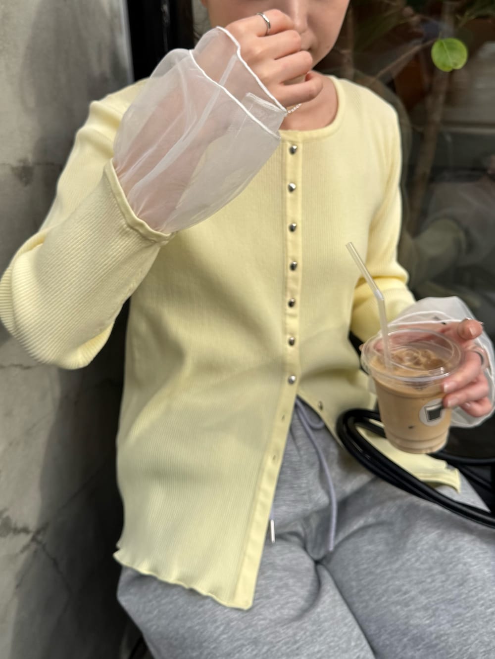 イエロー系のカーディガン/ボレロ、グレー系のスウェットパンツを着用したレディースの冬コーディネートの3枚目の写真