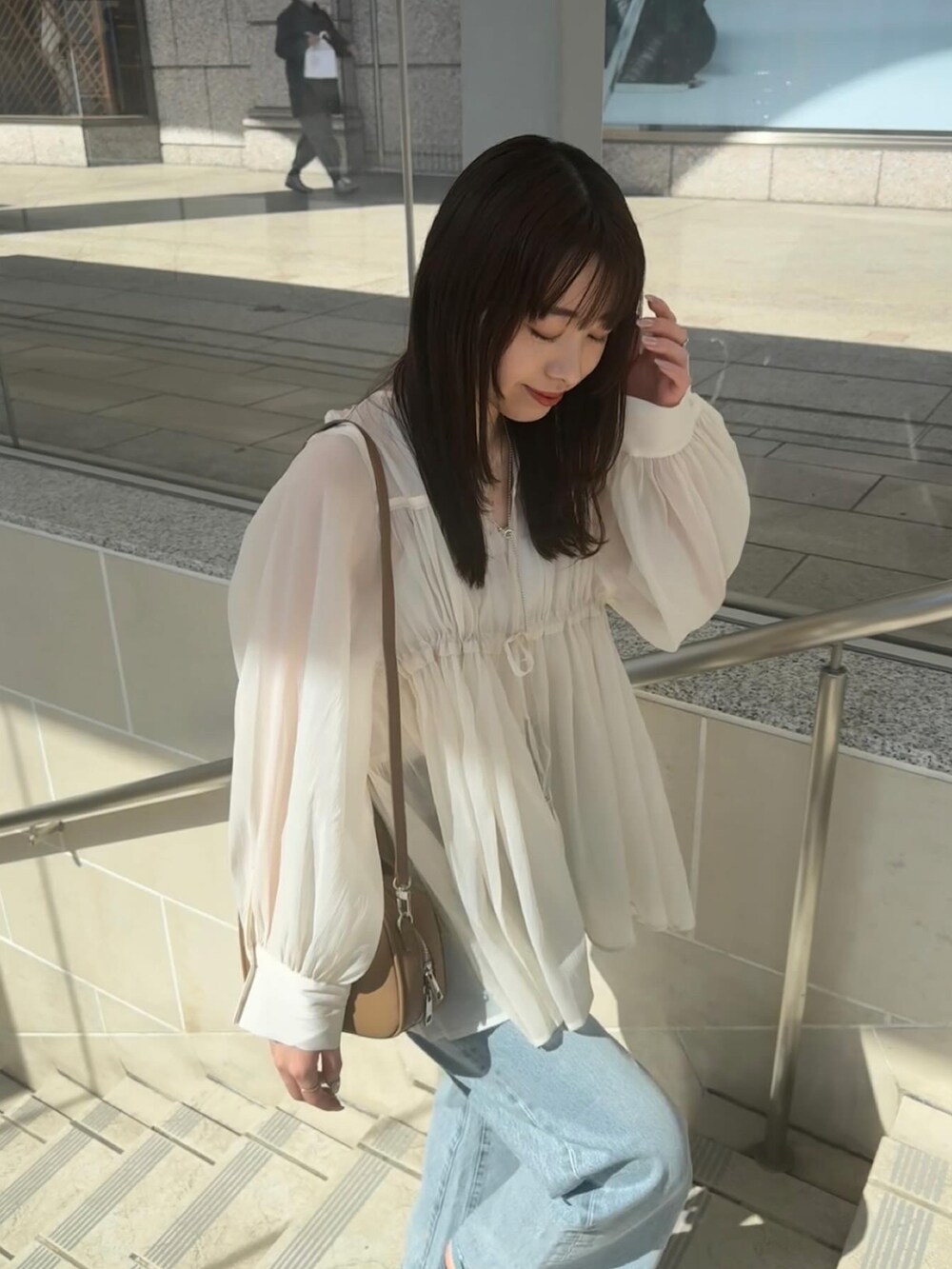 ホワイト系のシャツ/ブラウスを着用したレディースの春コーディネートの2枚目の写真