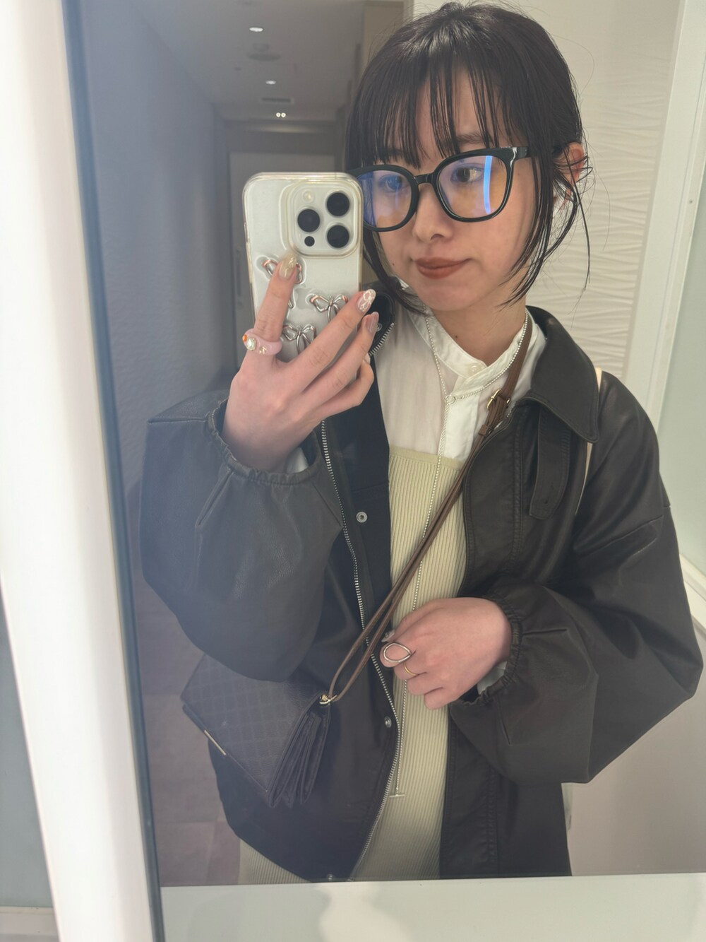 ホワイト系のシャツ/ブラウス、ベージュ系のワンピースを着用したレディースの夏コーディネートの3枚目の写真