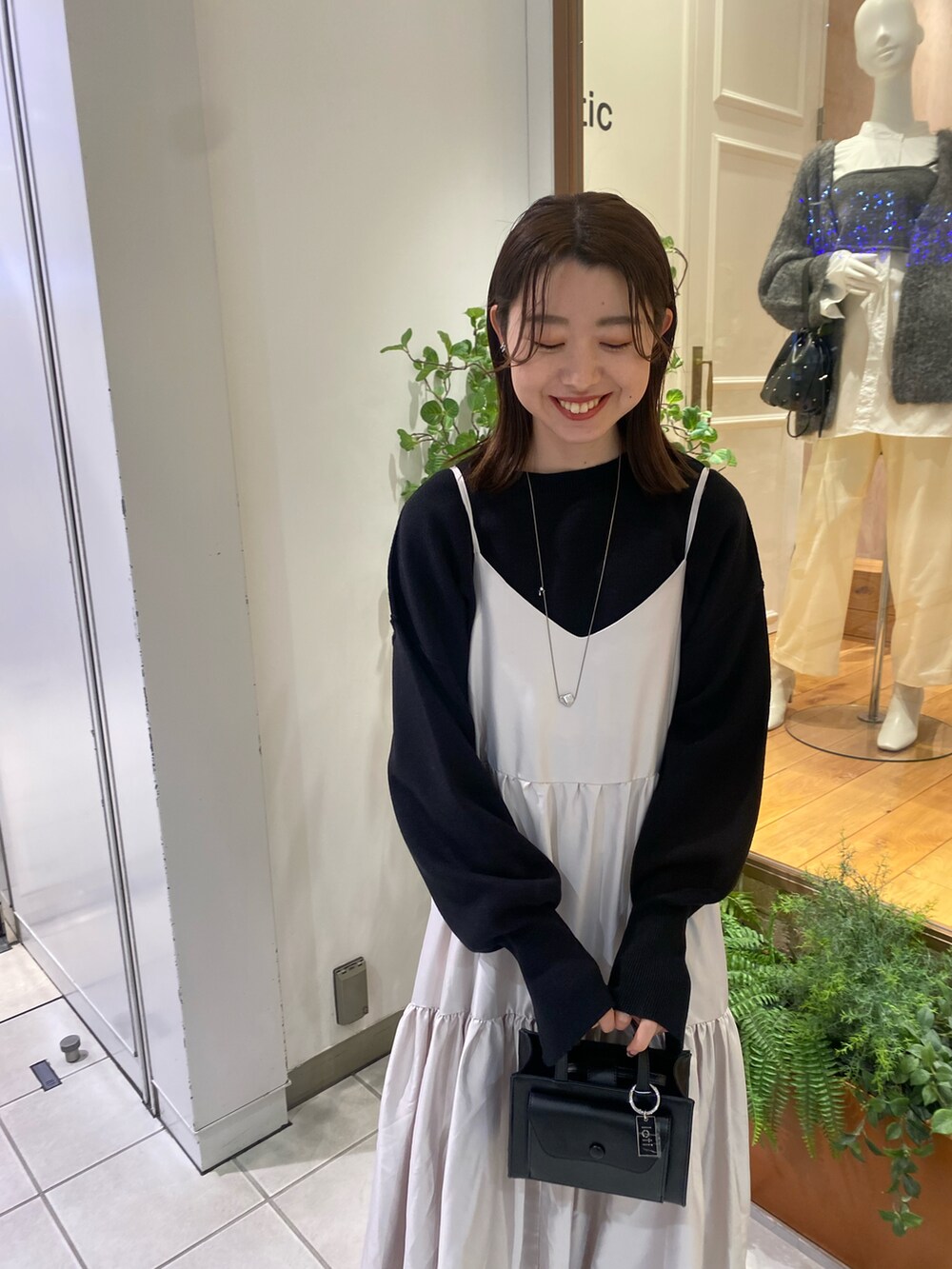ブラック系のワンピース、ブラック系のトートバッグを着用したレディースの冬コーディネートの4枚目の写真