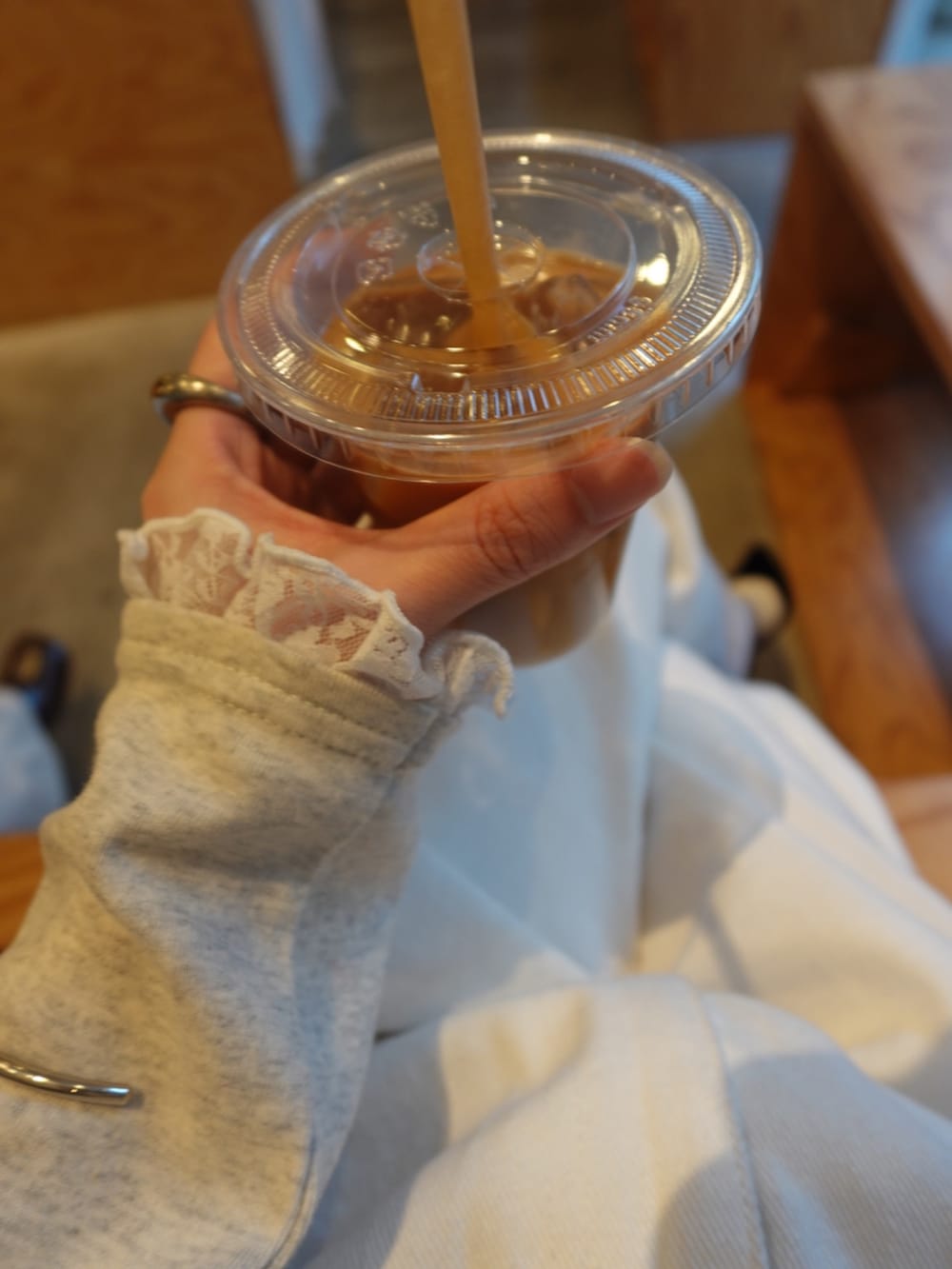 ホワイト系のデニムパンツ、グレー系のTシャツ/カットソー、イエロー系のブルゾンを着用したレディースの冬コーディネートの6枚目の写真