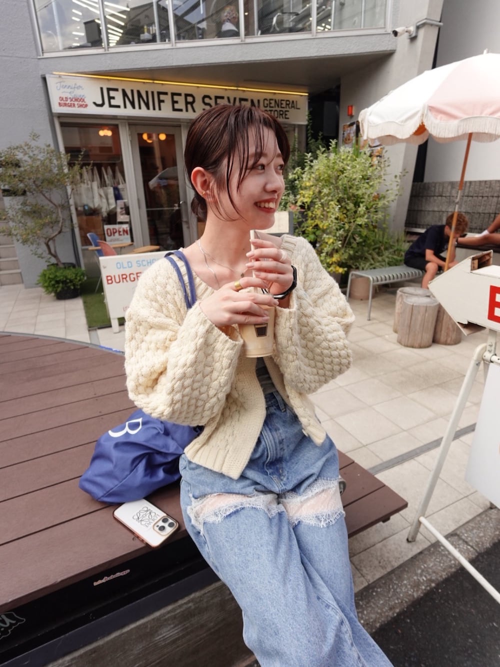 ホワイト系のカーディガン/ボレロ、ブルー系のデニムパンツ、イエロー系のパンプスを着用したレディースの秋コーディネートの3枚目の写真