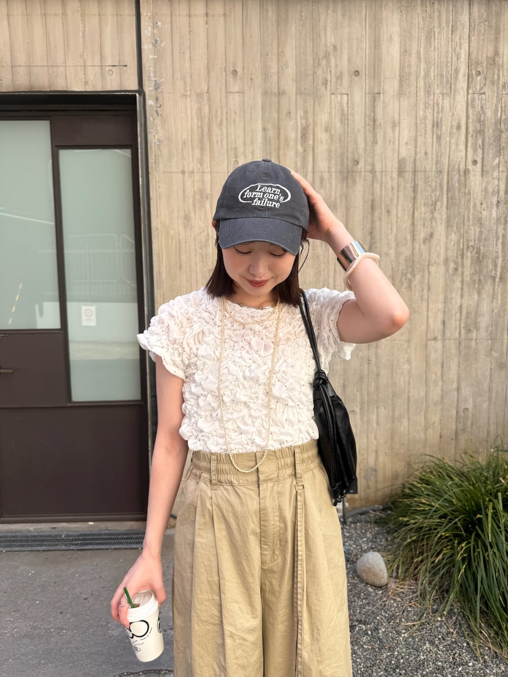 ホワイト系のTシャツ/カットソー、ベージュ系のその他パンツ、ブラック系のパンプスを着用したレディースの春コーディネートの3枚目の写真