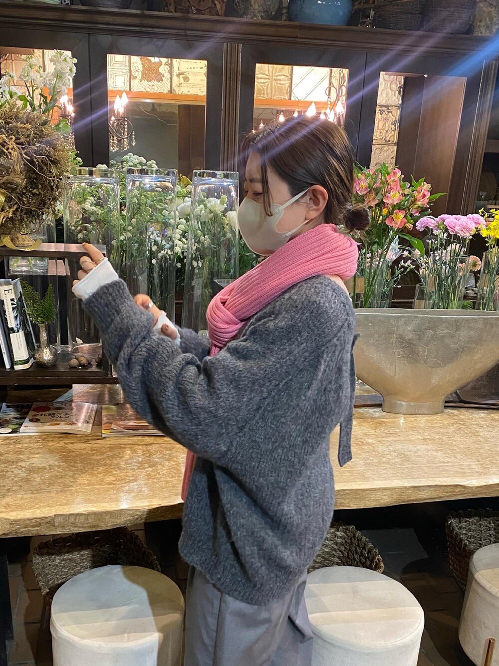 グレー系のニット/セーター、グレー系のスラックスを着用したレディースの冬コーディネートの2枚目の写真