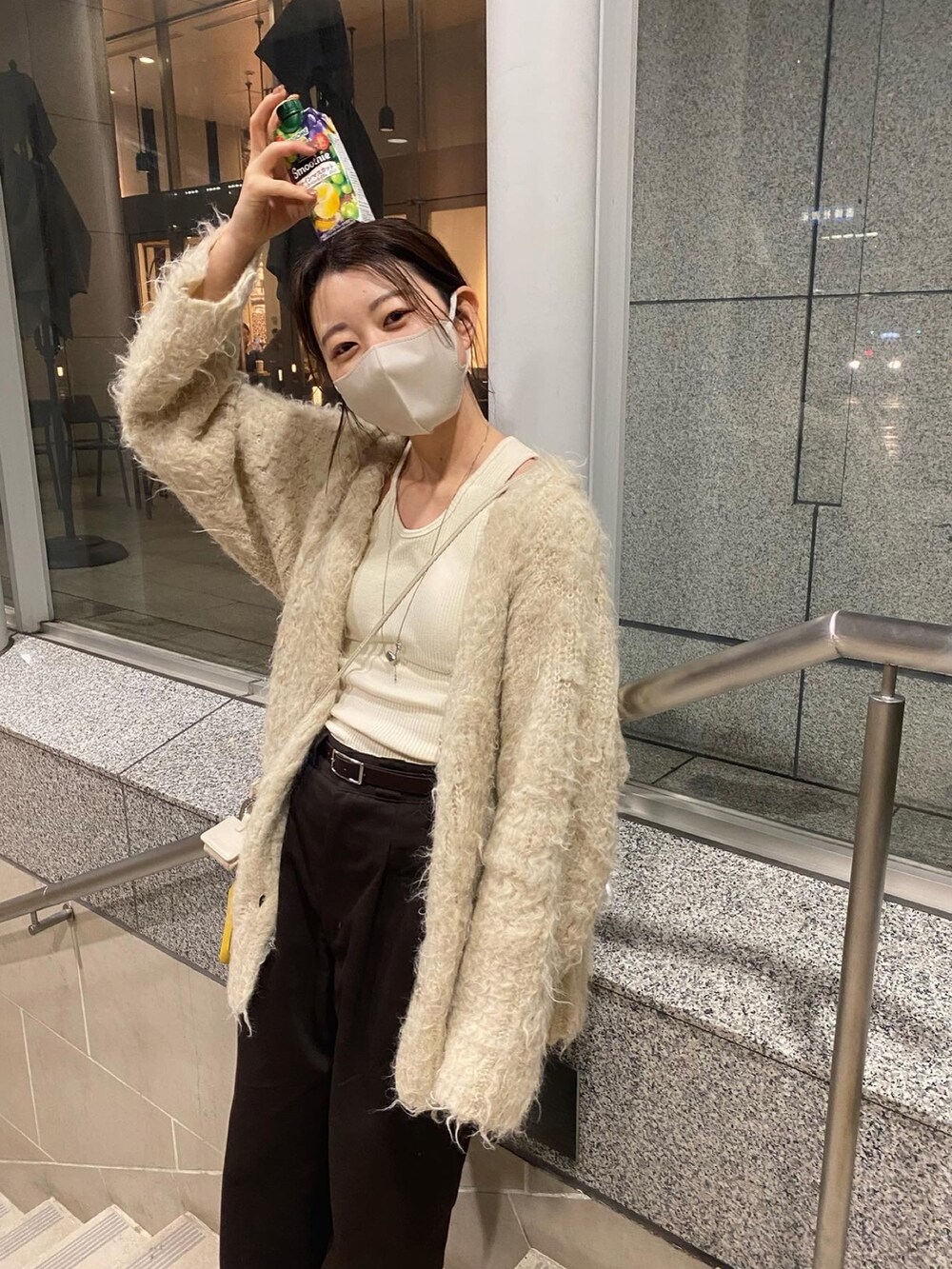 ベージュ系のカーディガン/ボレロ、ブラウン系のその他パンツを着用したレディースの秋コーディネートの2枚目の写真