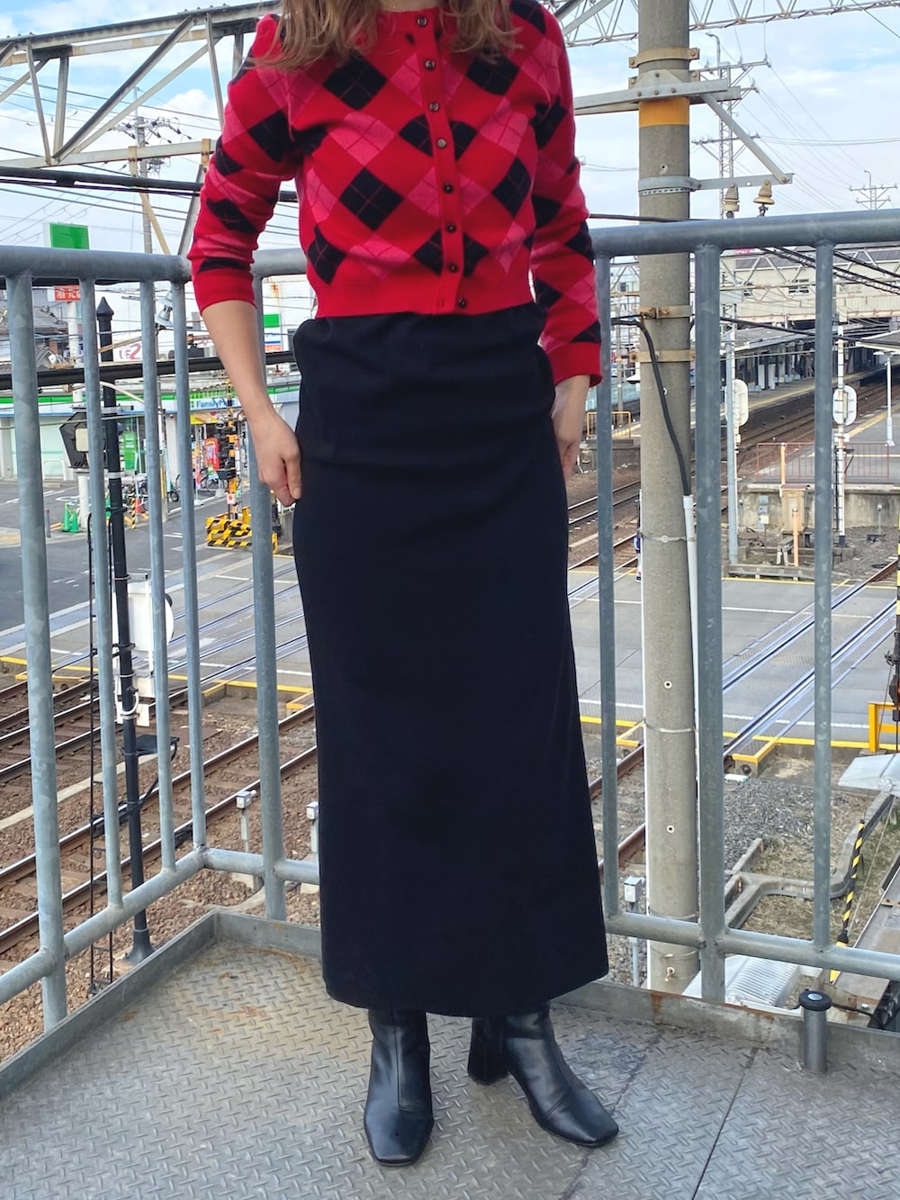 「チェック柄に恋してる、キャミワンピース、オトナカジュアル、オトナ女子、クリスマス、クリスマスに着たい服」｜「ZARAのアイテム（カーディガン/ボレロ、レッド系）」を使った、m&mさん（レディース・160cm）の冬コーディネートの2枚目の写真