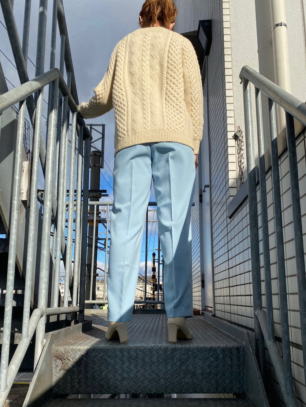 「オトナ女子、パンツコーデ、シンプル、カラーパンツ、ニット」｜「usedのアイテム（ニット/セーター、ホワイト系）」を使った、m&mさん（レディース・160cm）の冬コーディネートの2枚目の写真