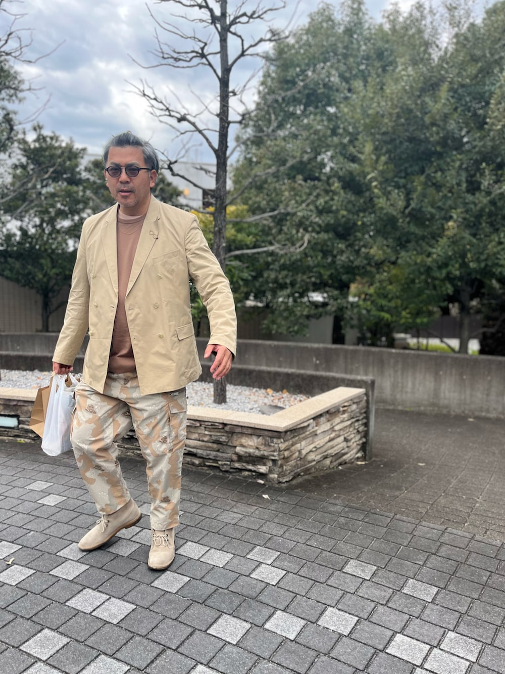 「今日のコーデ、プチプラ、春色、メンズファッション、春服コーデ、お出かけコーデ、休日コーデ、きれいめカジュアル、キレイめ、カジュアルコーデ、カーゴパンツ、テーラードジャケット、ニット、プチプラコーデ、ダブルジャケット」｜「ZARAのアイテム（テーラードジャケット、ベージュ系）」を使った、kenjiMさん（メンズ・177cm）の春コーディネートの2枚目の写真