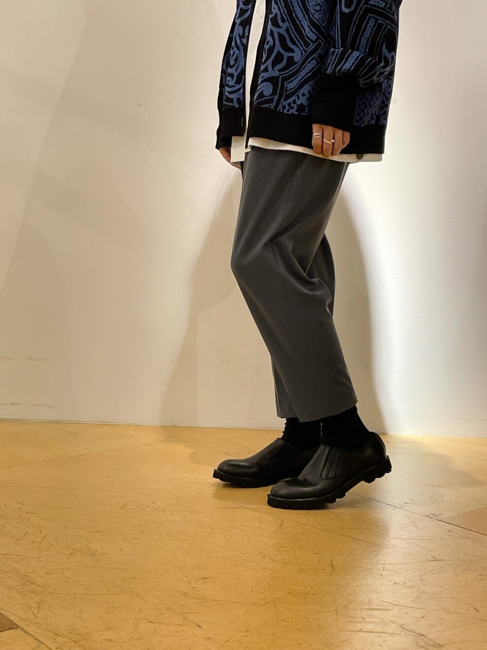 ブラック系のカーディガン/ボレロ、グレー系のその他パンツを着用したメンズの春コーディネートの4枚目の写真