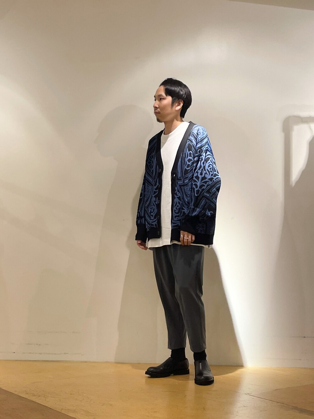 ブラック系のカーディガン/ボレロ、グレー系のその他パンツを着用したメンズの春コーディネートの3枚目の写真