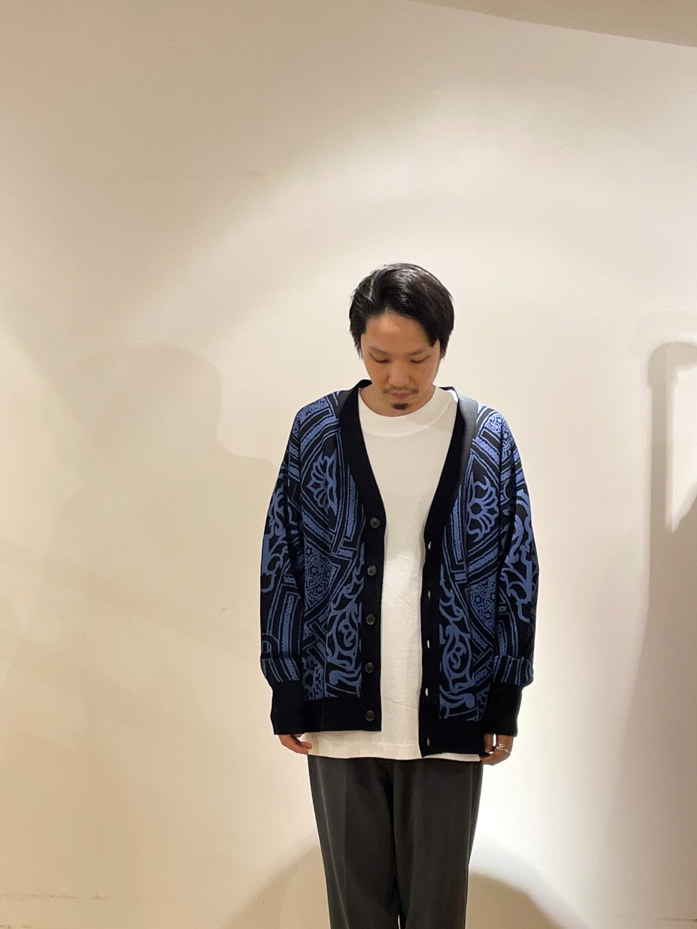 ブラック系のカーディガン/ボレロ、グレー系のその他パンツを着用したメンズの春コーディネートの2枚目の写真