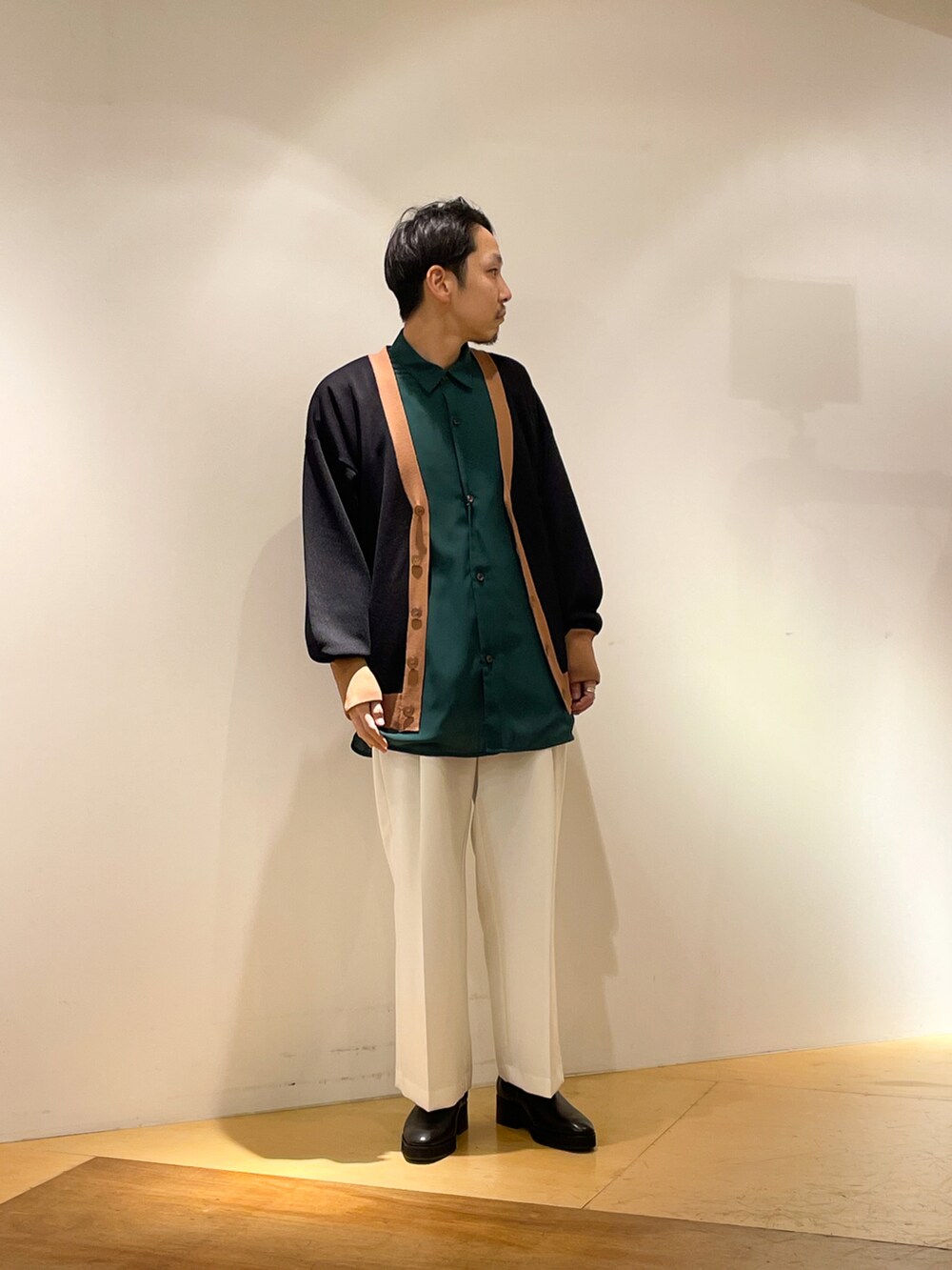 「カーディガン、ロングシャツ、ビッグシャツ、ワイドスラックス、ストレートパンツ、白パンツ、ルイス(Lui's)、大人コーデ、大人カジュアル、ビッグシルエット、シンプルコーデ、春コーデ、きれいめカジュアル、キレイめ」｜「Lui'sの配色ジャガードカーディガン（カーディガン/ボレロ、ブラック系）」を使った、S.FUJITANIさん（メンズ・169cm）の春コーディネートの2枚目の写真