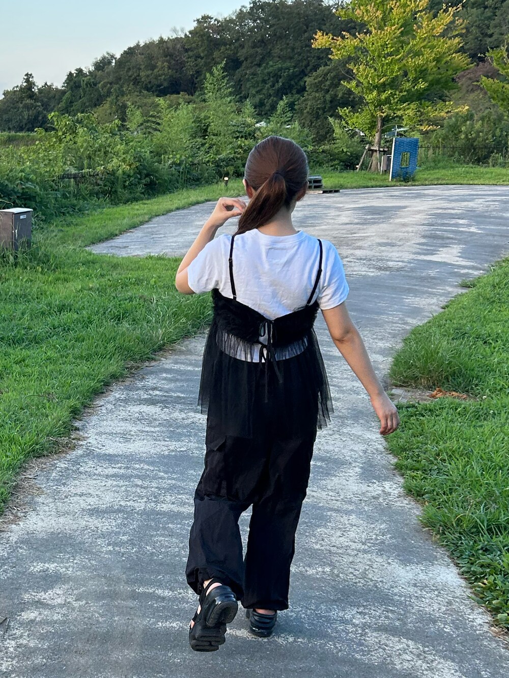 「カーゴパンツ、パンツスタイル、チュール、チュールトップス、キャミソール、Tシャツ、レイヤードスタイル、レイヤード、黒、ブラック、モノトーン、モノトーンコーデ、晩夏、ラクチンコーデ、エアマックス」｜「Luamodaのアイテム（キャミソール、ブラック系）」を使った、♡︎さん（レディース・151cm）の秋コーディネートの4枚目の写真