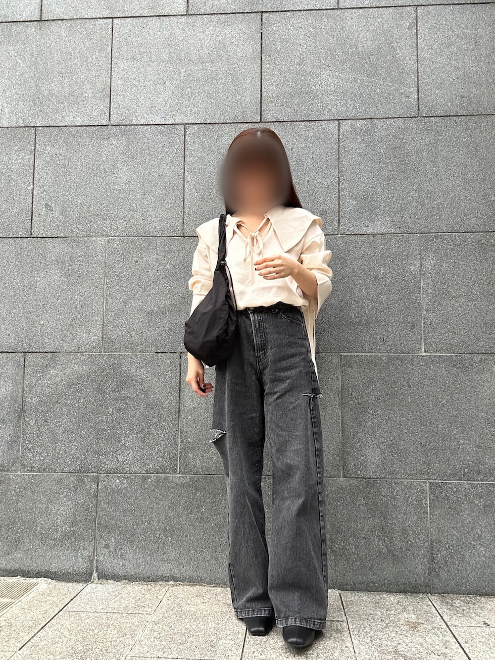 「秋コーデ、秋服、休日スタイル、パンツコーデ、低身長女子、サテン、セーラーカラー、ブラウス、ブラウス×デニム、デニム、ブラックデニム、クラッシュデニム、ブーツ、GU、リボン」｜「Luamodaのアイテム（シャツ/ブラウス、ホワイト系）」を使った、♡︎さん（レディース・151cm）の秋コーディネートの2枚目の写真