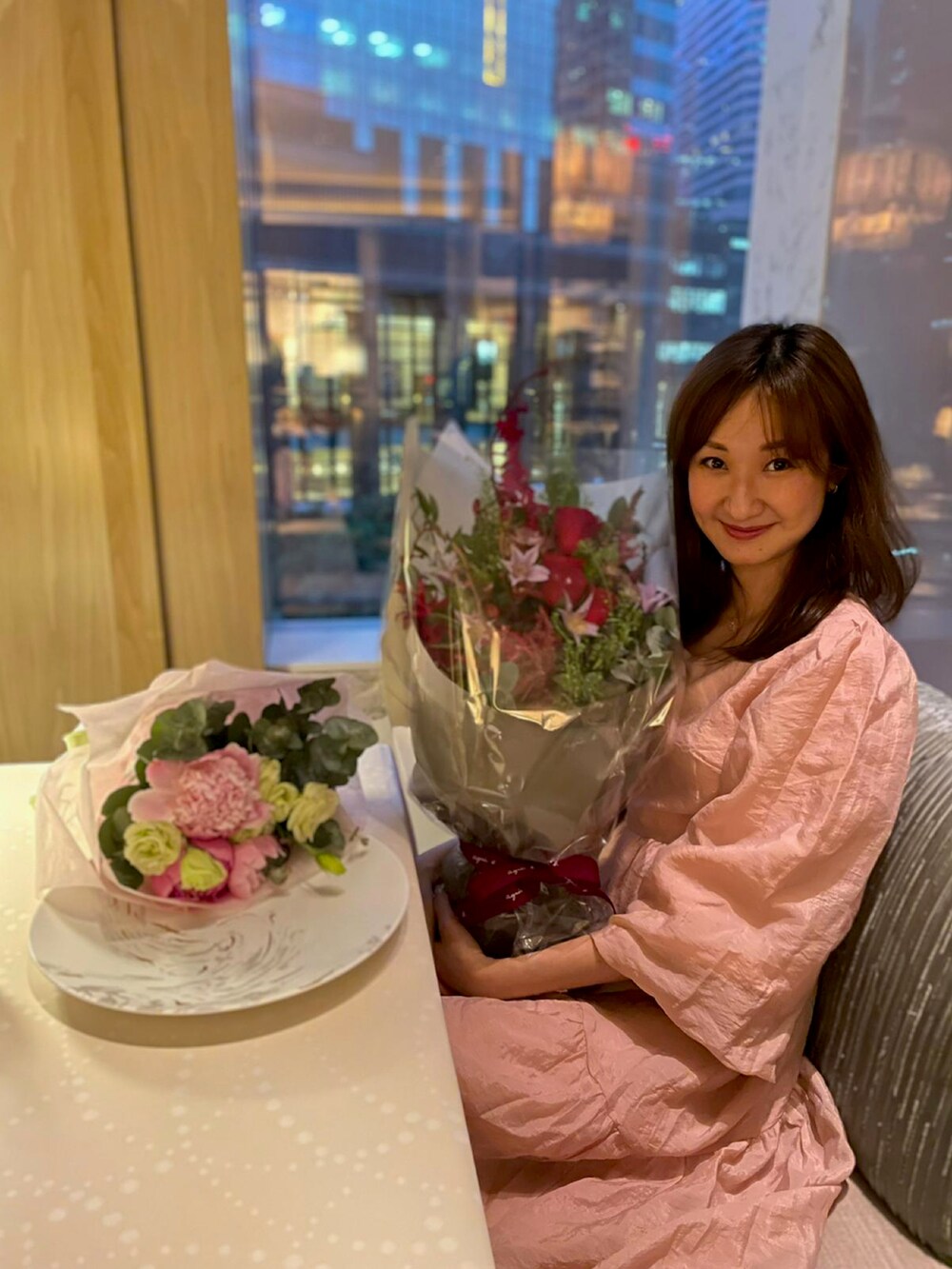 ピンク系のワンピース、イエロー系のシューズ、ピンク系のバッグを着用したレディースの春コーディネートの2枚目の写真