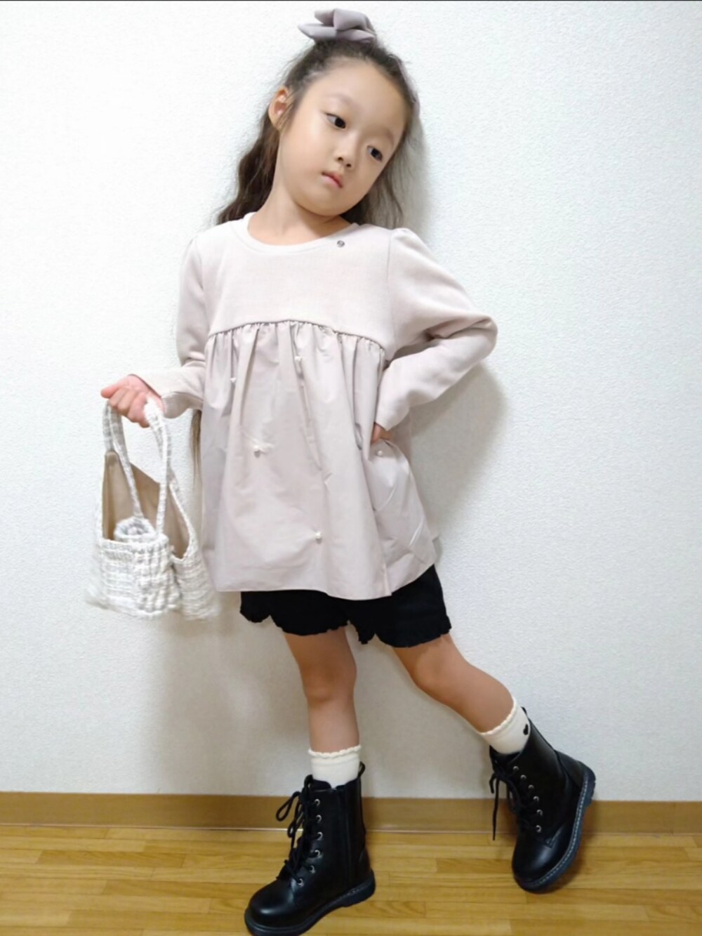 ピンク系のTシャツ/カットソー、グレー系のその他パンツ、ブラック系のブーツを着用したキッズの秋コーディネートの2枚目の写真