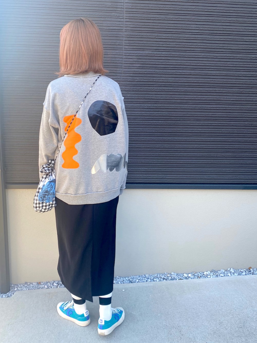 グレー系のスウェット、ブルー系のスニーカー、その他のショルダーバッグを着用したレディースの冬コーディネートの3枚目の写真